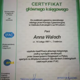 Skan certyfikatu głównego księgowego wydanego przez Stowarzyszenie Księgowych w Polsce dla Anny Waloch, datowany na 30 kwietnia 2013 r. i podpisany przez Przewodniczącego Komisji Egzaminacyjnej...
