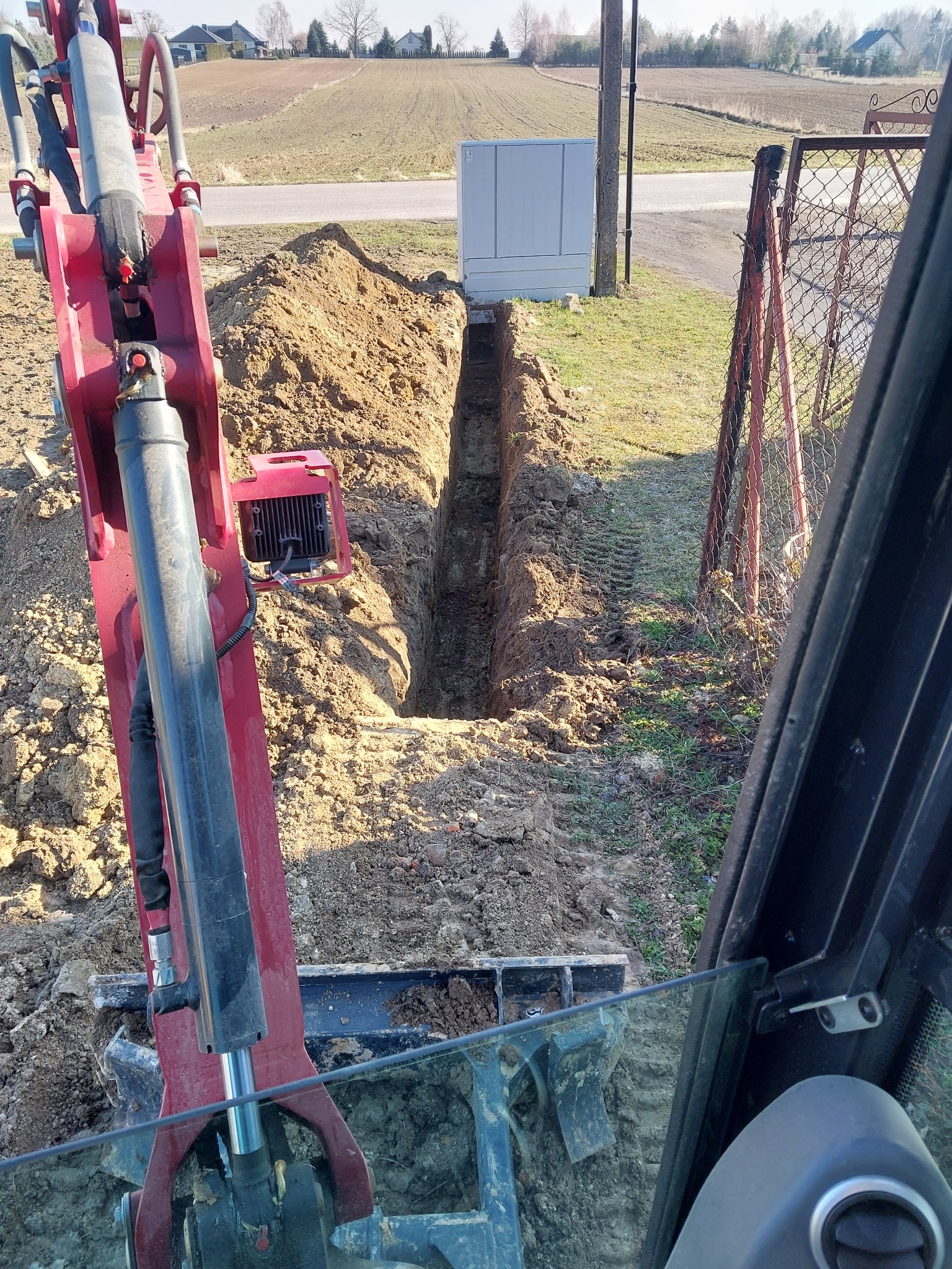 Wykonany wykop pod kabel energetyczny.