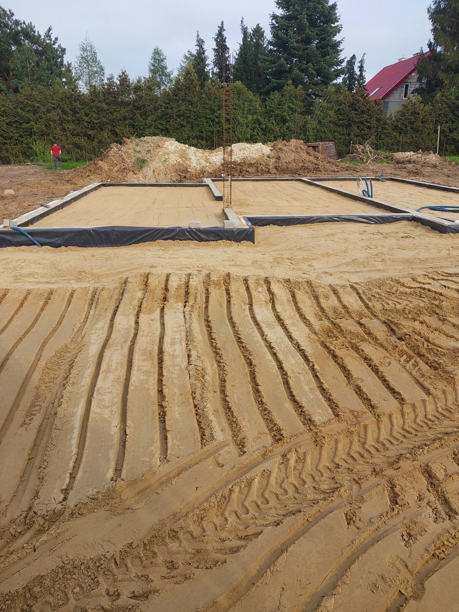 Zasypanie fundamentów, wyrównanie terenu.