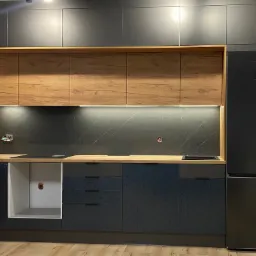 Nowoczesna kuchnia z szarymi szafkami górnymi, drewnianymi szafkami wiszącymi, blatem z jasnego drewna i czarnym marmurowym backsplashiem, uzupełniona o czarną lodówkę.