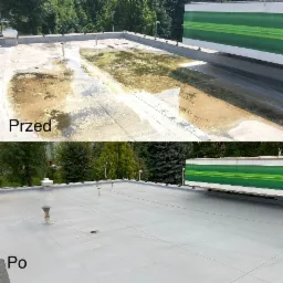 Płaski dach budynku przed i po czyszczeniu: widoczne zabrudzenia, stojąca woda i algi na górnej połowie zdjęcia, czysta, szara powierzchnia dachu po czyszczeniu na dolnej połowie zdjęcia.