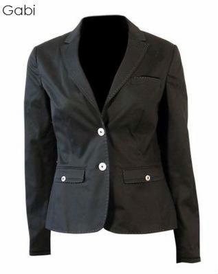 Czarna, damska marynarka z bawełny, zapinana na dwa białe guziki, z małymi kieszeniami z klapkami, widoczne szwy na klapach.