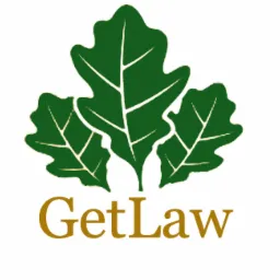 Logo GetLaw: trzy zielone liście dębu nad złotym napisem. Prostota i natura w symbolu prawniczym.