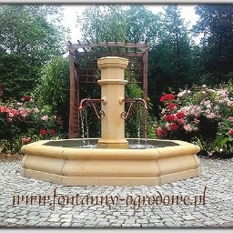 Kamienna fontanna w ogrodzie