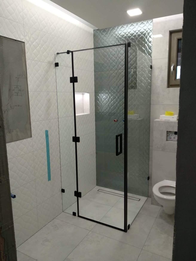 kabina ze szkła 8 mm z czarnymi okuciami