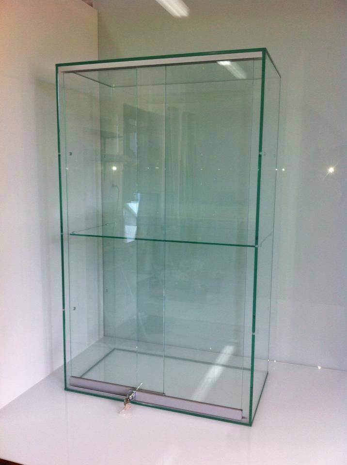 gablota ze szkła klejona klejem UV