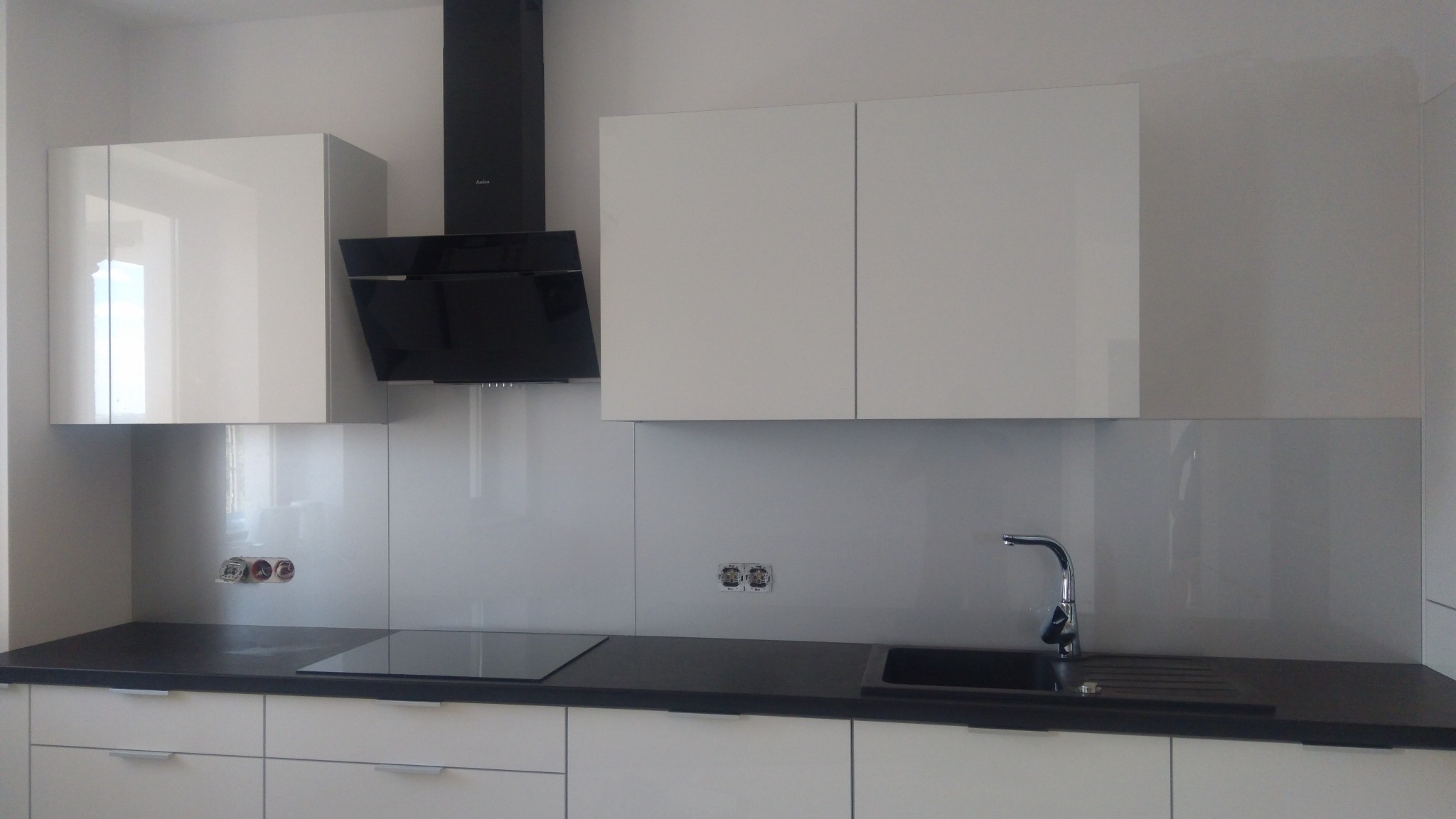 lacobel montowany miedzy szafkami w kuchni