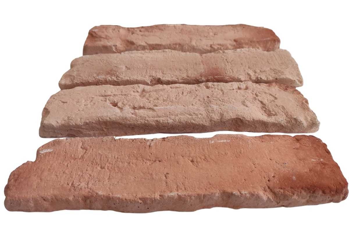 Cztery jasne, naturalne płytki ceglane o nieregularnej fakturze, ułożone jedna na drugiej, z widocznymi nierównościami i porowatością, na białym tle.