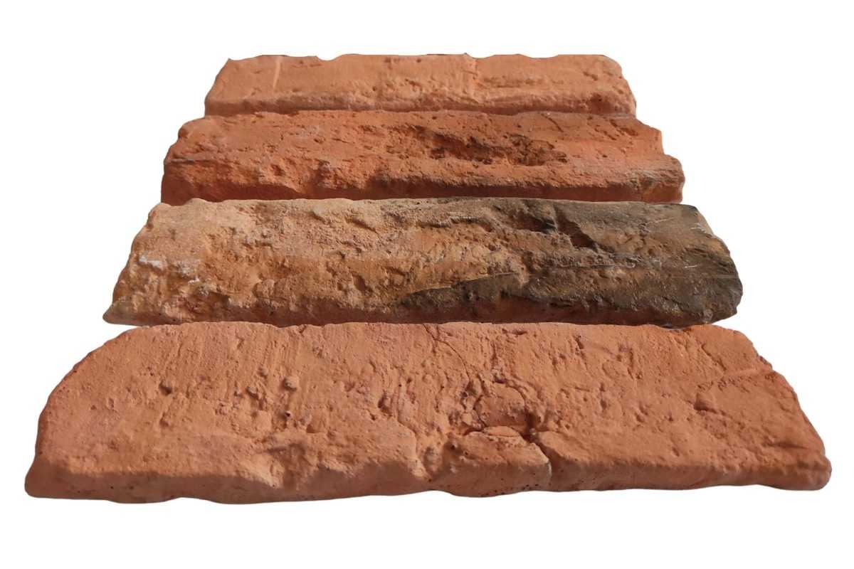 Cztery ułożone warstwowo płytki ceglane w odcieniach pomarańczy i brązu, z wyraźną porowatą strukturą i nierównymi krawędziami, na białym tle.