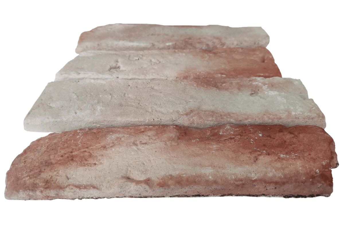 Cztery płytki ceglane w odcieniach beżu i czerwieni, ułożone warstwowo na białym tle, z widoczną strukturą i nierównościami powierzchni.