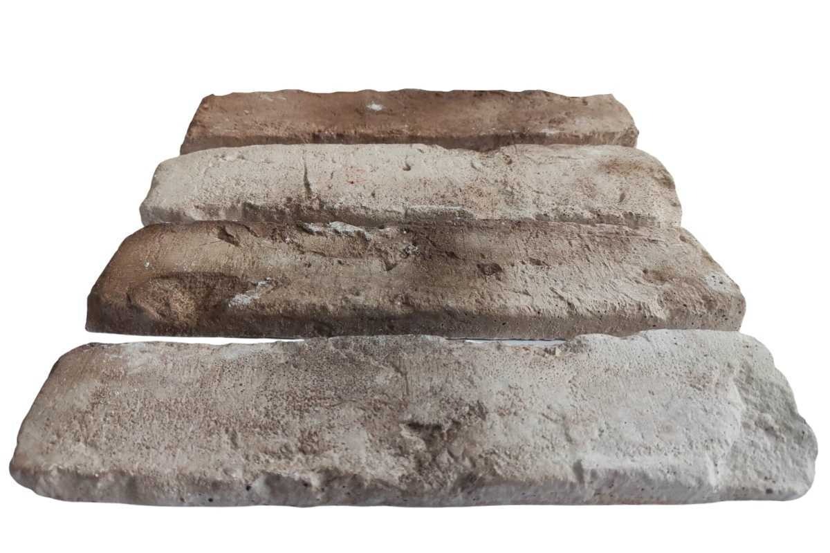 Cztery ułożone płytki ceglane w odcieniach beżu i brązu, z widoczną porowatą strukturą i nierównymi krawędziami na białym tle.