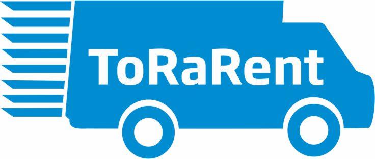 Niebieski graficzny symbol samochodu dostawczego z nazwą firmy ToRaRent w kolorze białym, sugerujący szybkość dzięki poziomym liniom za pojazdem.