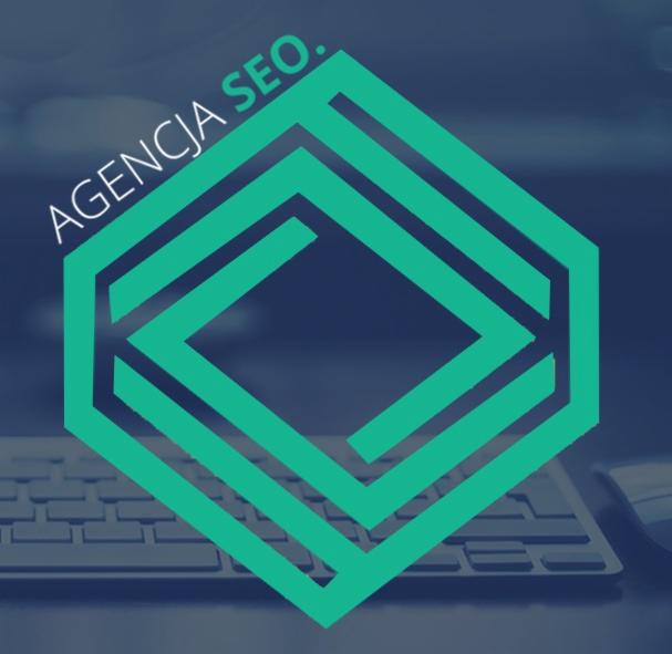 Graficzne logo 'Agencja SEO' w odcieniach zieleni, na rozmytym tle klawiatury i biurka.