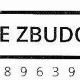 Prostokątna tabliczka z napisem 'DOBRZE ZBUDOWANY' i numerem telefonu 518963938 poniżej, czcionka bezszeryfowa, czarne litery na białym tle.