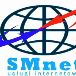 Logo firmy SMnet świadczącej usługi internetowe. Grafika przedstawia stylizowaną kulę ziemską z dwoma strzałkami, czerwoną i niebieską, okrążającymi ją.