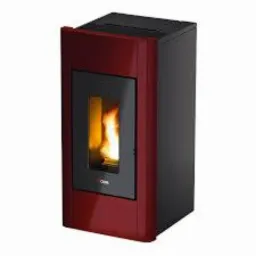 Bordowy piec na pellet z czarnymi elementami, widoczne płomienie w palenisku, nowoczesny design.