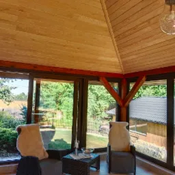 Przydomowa altana ze szklanymi ścianami