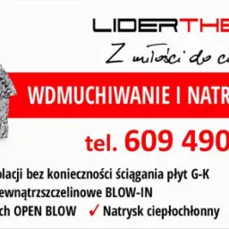 Model domu wykonany z materiału izolacyjnego celulozowego na tle reklamy firmy Lidertherm oferującej wdmuchiwanie i natrysk celulozy.