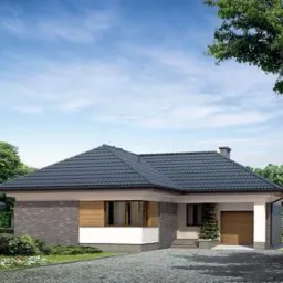 Wizualizacja parterowego domu jednorodzinnego z garażem, wykończonego szarą cegłą klinkierową, białym tynkiem i drewnianą okładziną, na tle błękitnego nieba i zieleni drzew.