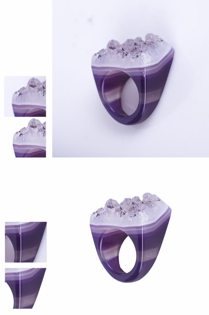 Pierścionek z fioletowego agatu z kryształkami na górze, widoczne warstwy kamienia i logo 'BALO' na boku