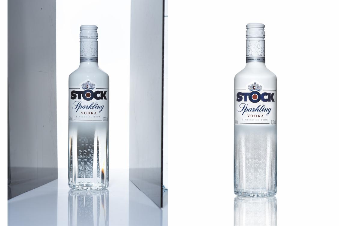 Dwie butelki Stock Sparkling Vodka Limited Edition na białym, błyszczącym tle, oświetlone studyjnie, z widocznymi bąbelkami wewnątrz.