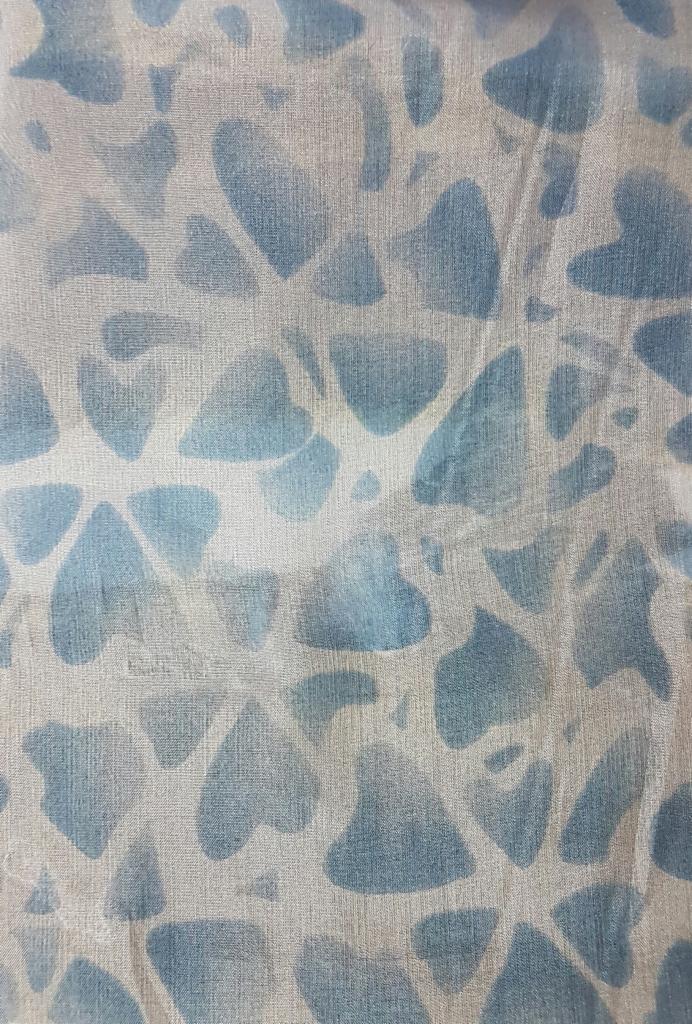 Delikatna tkanina z nieregularnymi, rozmytymi plamami w odcieniach błękitu i bieli, układającymi się w abstrakcyjny wzór.