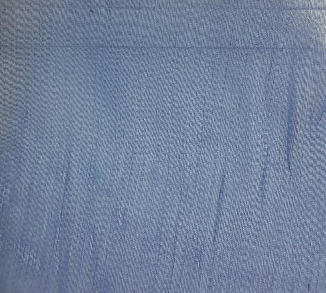 Jasnoniebieska tkanina o delikatnej, prążkowanej fakturze, z widocznymi załamaniami i lekkim połyskiem.