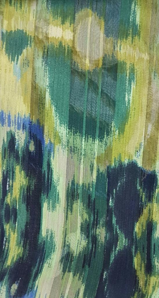 Abstrakcyjny wzór tkaniny w odcieniach zieleni, błękitu i żółci, przypominający malarskie pociągnięcia pędzlem z delikatnym efektem prześwitu.