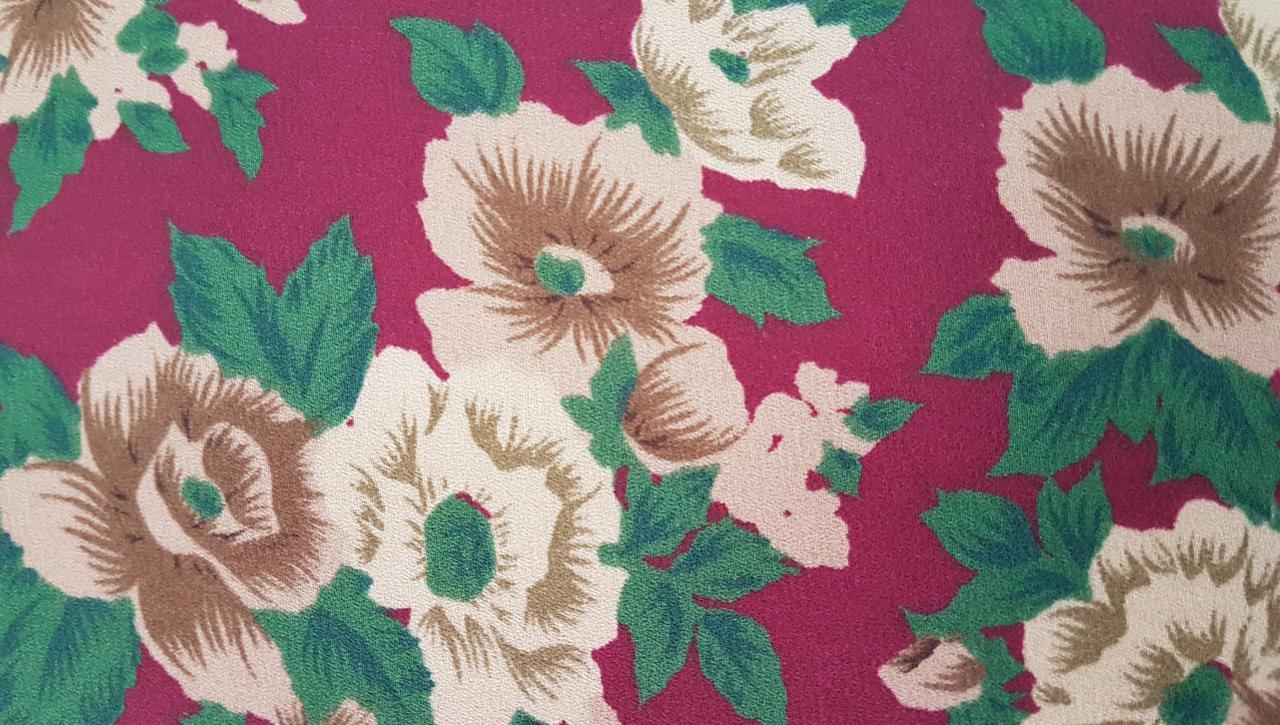 Detale tkaniny z powtarzalnym wzorem kwiatowym w odcieniach różu, beżu i zieleni, ukazujące fakturę materiału.