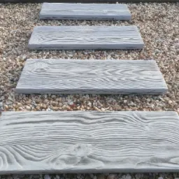 Ścieżka w kruszywie, białe płyty drewnopodobne