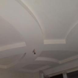 MG System - Dekoracyjny sufit z elementami z płyty karton-gips w Janikowie, z widocznym miejscem na oświetlenie i fragmentem okna w tle.