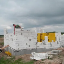 Niech się mury pną do góry...