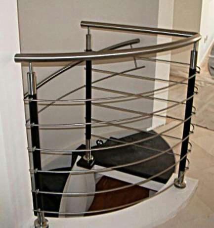 Kręte schody z czarnymi stopniami i nowoczesną balustradą z cienkich, poziomych prętów ze stali nierdzewnej, zamocowanych do czarnych słupków.