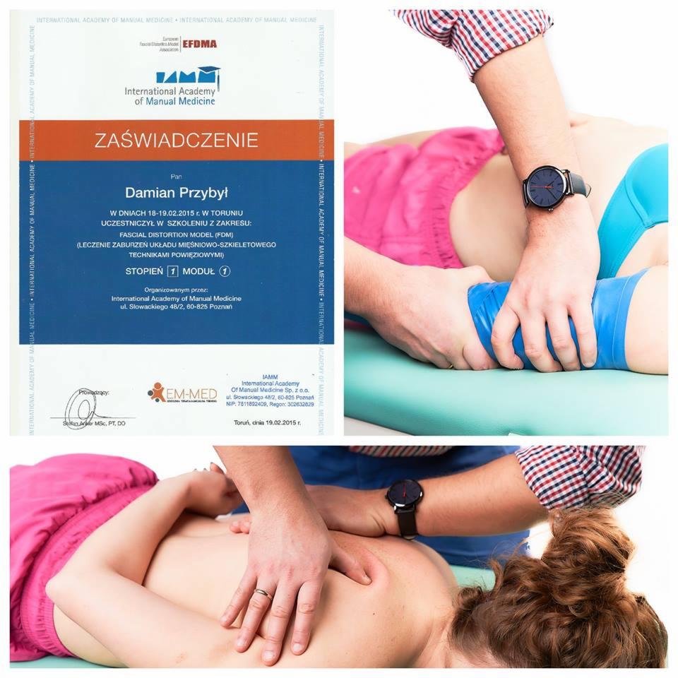 Terapia manualna: terapeuta wykonuje masaż pleców pacjentki leżącej na brzuchu, obok zaświadczenie ukończenia szkolenia z zakresu leczenia zaburzeń układu mięśniowo-szkieletowego technikami...