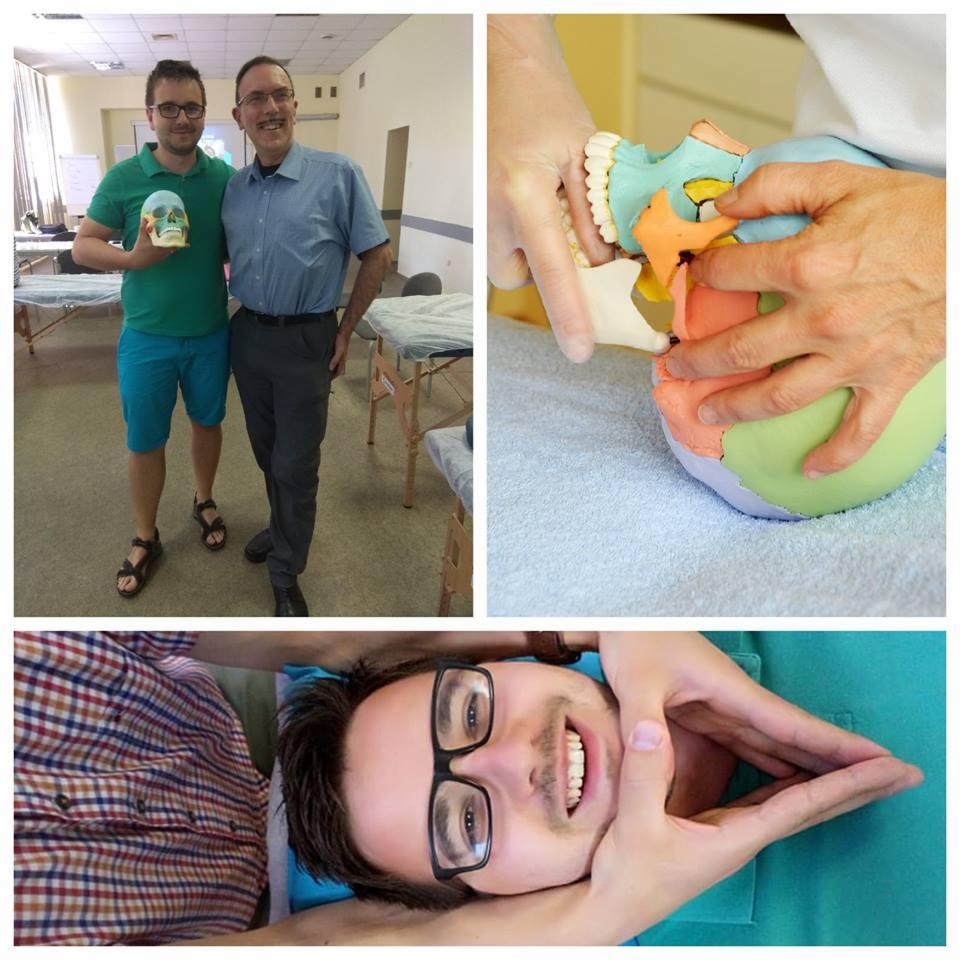 Kolaż zdjęć: dwóch mężczyzn trzymających model czaszki, zbliżenie na dłonie manipulujące modelem czaszki z zaznaczonymi kolorami, uśmiechnięty mężczyzna podczas terapii manualnej szyi.