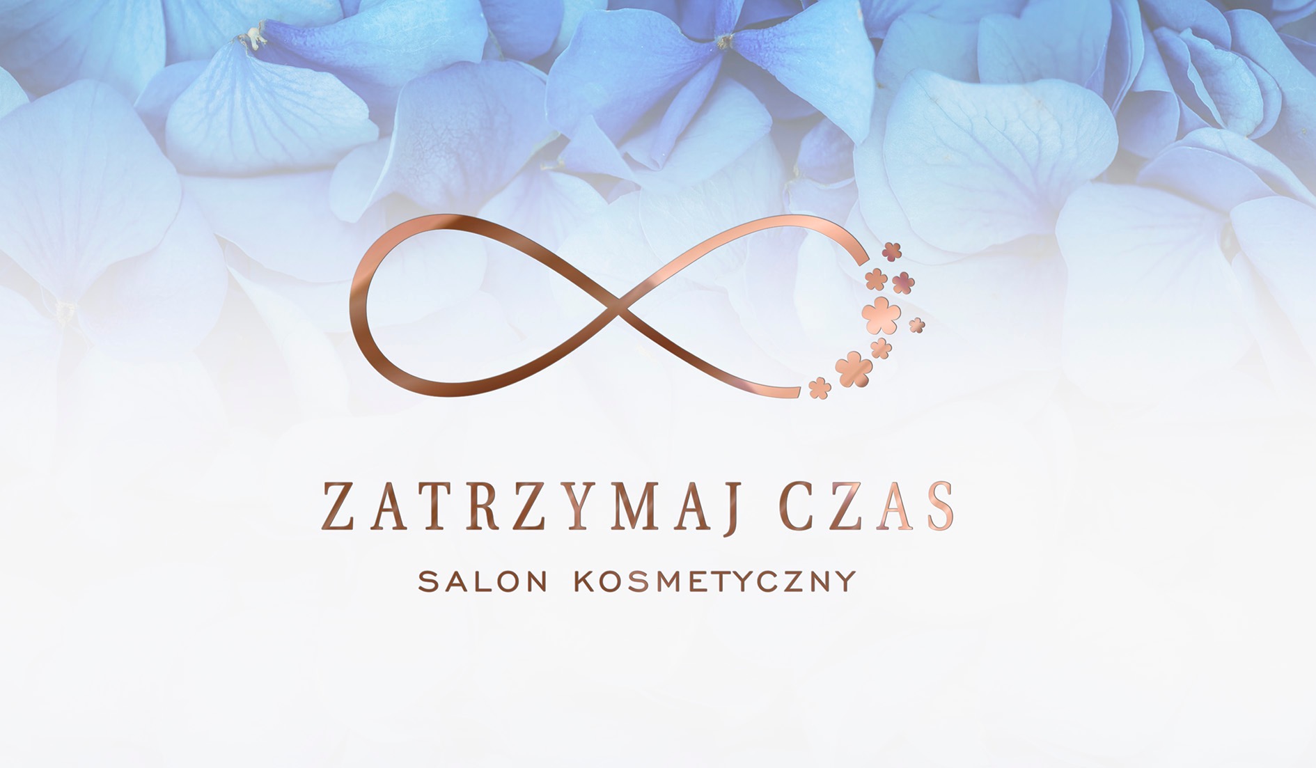 Logo salonu kosmetycznego 'Zatrzymaj Czas' z symbolem nieskończoności i drobnymi kwiatkami, na tle rozmytych, błękitnych kwiatów hortensji.