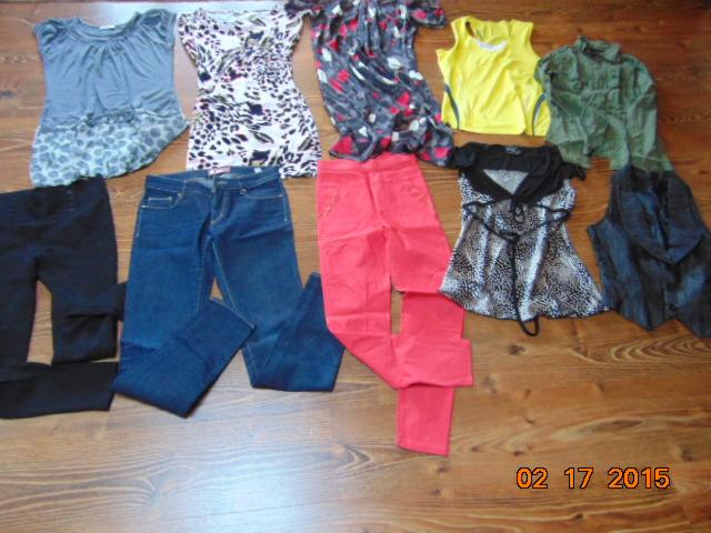 Różnorodny asortyment odzieży używanej na podłodze w Szczecinku: bluzki, spodnie, sukienki w różnych kolorach i wzorach, tworzące bogaty wybór ubrań.