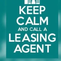 Grafika w stylu 'Keep Calm' z tekstem 'KEEP CALM AND CALL A LEASING AGENT' na turkusowym tle z ikonami budynk&oacute;w w g&oacute;rnej części.