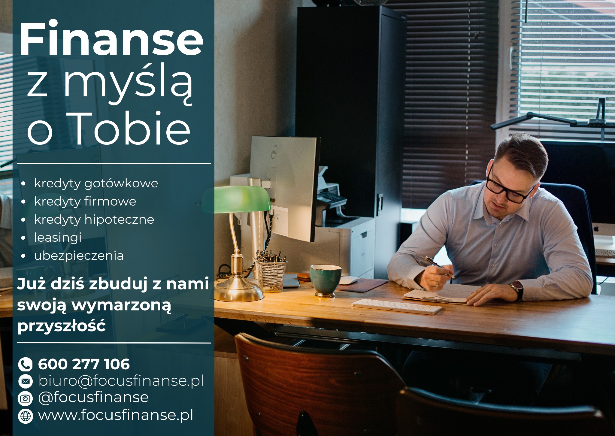 Doradca finansowy w biurze, analizujący dokumenty przy biurku z lampką, komputerem i filiżanką. Reklama usług finansowych z danymi kontaktowymi.