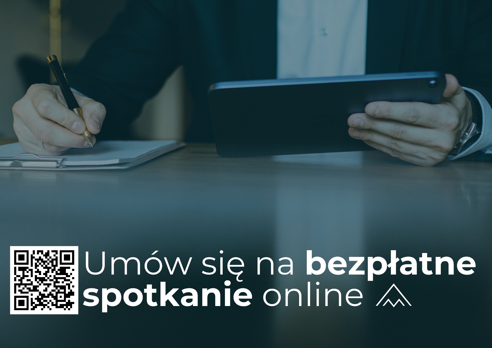 Doradca finansowy w trakcie spotkania online: notatki, tablet i zaproszenie na bezpłatną konsultację. QR kod do rezerwacji terminu.