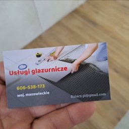 Fliziarz.pl OTTO HAJDUK - W dłoni wizytówka z grafiką przedstawiającą układanie płytek, numerem telefonu i adresem email.