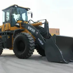 Żółta ładowarka kołowa ER35 marki EVE SUN na betonowym placu, widok z boku, duże opony z wyraźnym bieżnikiem.