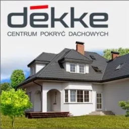 Zdjęcie prezentuje dwukondygnacyjny dom z ciemnoszarym dachem, widoczny z perspektywy ogrodu. Na dachu komin z cegły. W górnej części kadru logo firmy dekke centrum pokryć dachowych.