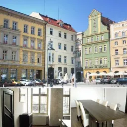 Kompozycja trzech kadrów: Rynek miasta z kolorowymi kamienicami, wnętrze biura z oknami i szafką, sala konferencyjna z długim stołem i krzesłami.