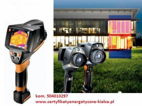 Kamery termowizyjne na tle budynku, jedna z kamer wyświetla obraz termiczny budynku wskazujący na straty ciepła.