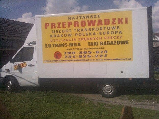 Biały samochód dostawczy z żółtą reklamą firmy transportowej oferującej usługi w Krakowie, Polsce i Europie, z numerami telefonów i adresem strony internetowej.