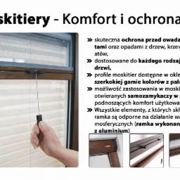 Zamknięta moskitiera rolowana w oknie z brązową ramą, obsługiwana ręką za pomocą sznurka z czarnym uchwytem.