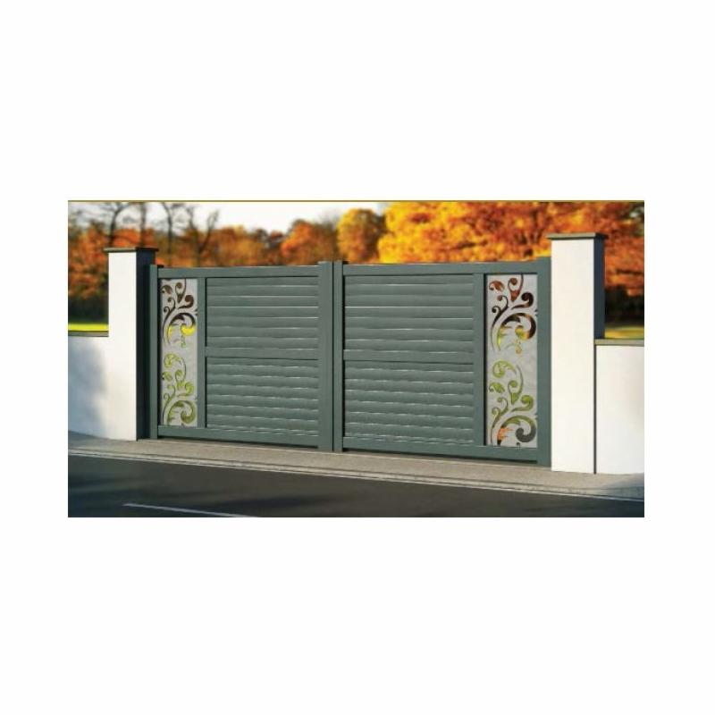 Nowoczesna, dwuskrzydłowa brama wjazdowa, szara, z dekoracyjnymi, ażurowymi panelami z motywem roślinnym, osadzona na białych słupkach na tle jesiennego krajobrazu.