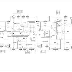 Grupa iArchitekci.pl - Szczegółowy plan architektoniczny kondygnacji budynku z wymiarami pomieszczeń, oznaczeniami wysokości i opisami funkcji, przedstawiony w czarno-białej grafice technicznej.