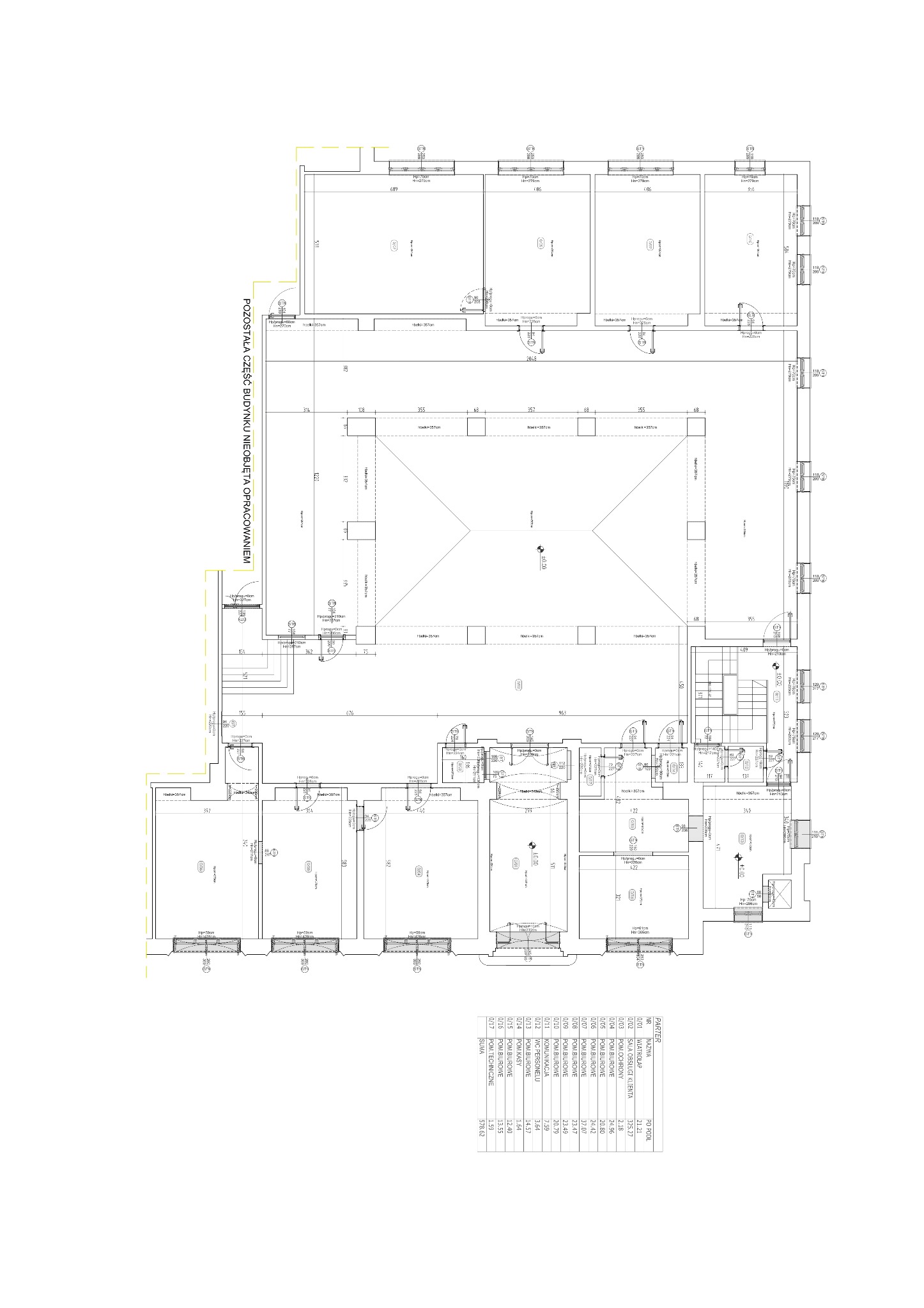 Plan architektoniczny parteru budynku z wymiarami pomieszczeń, opisem funkcji i oznaczeniami instalacji. Szczegółowy rysunek techniczny w kolorze czarno-białym.